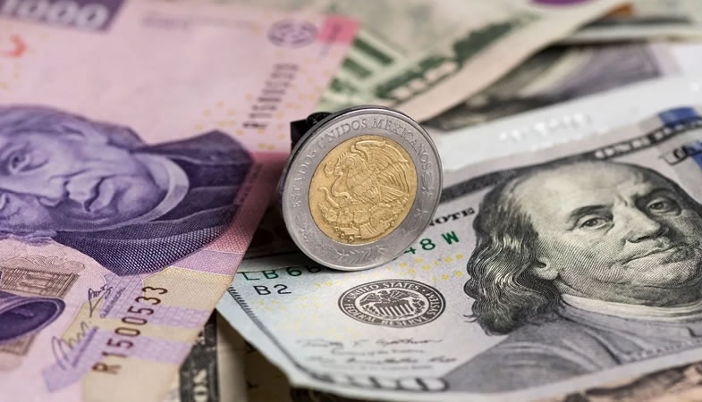 Peso cede 0.67% frente al dólar, ante datos de desaceleración económica y crecimiento moderado